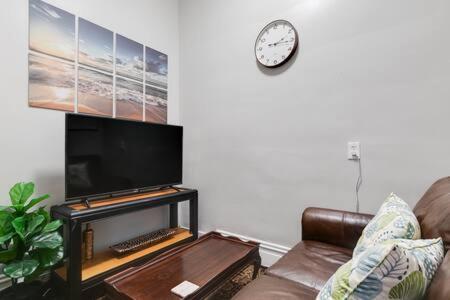 G2 Central Location Museums Free Parking Richmond Bagian luar foto